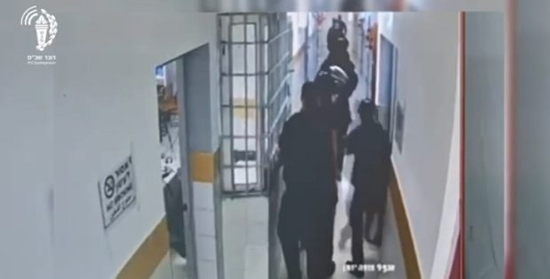 השופט קיבל את עדות הסוהר שהותקף אבל זיכה את אחד הנאשמים