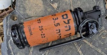 רימון-הלם נתפס בתא הכפפות אבל הבעלים שוחרר כי דלת הרכב תקולה