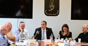 לשכת עורכי-הדין מזהירה מהליך הדחת היועמ"שית: ״השלב הבא יהיה פגיעה בטוהר-הבחירות"