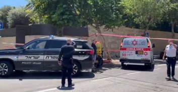 עובר אורח נפצע קשה מפיצוץ רימון לעבר בית של מוכר למשטרה בהרצליה פיתוח