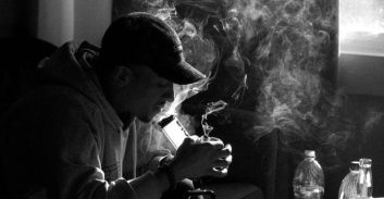 רחובות: מכור לסמים נאשם שאיים בסכין על אימו אבל מתנגד לטיפול