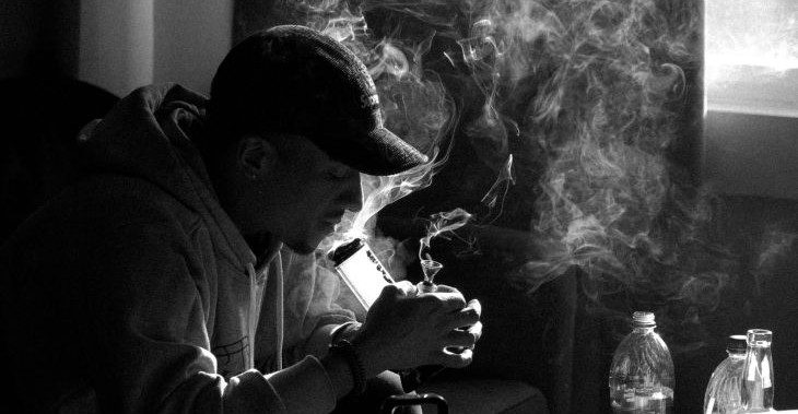 מכור סמים איים בסכין תוקפני - חיצונית