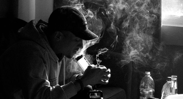 מכור סמים איים בסכין תוקפני