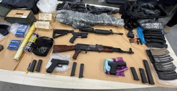 טייבה: אב ובנו נעצרו בחשד להחזקת מצבור אמל"ח בחצר הבית