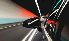 אישום: דהרה ב-170 קמ"ש בלי אורות וגרמה למות אחיה ומתנדב תנועה