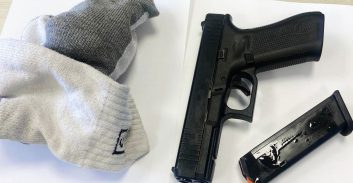 בינואר נתפס בביתו נשק, באוקטובר הוא כבר אחרי שחרור מוקדם