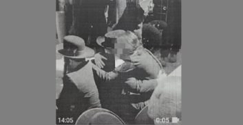 המשטרה חוקרת: צעירים חרדים זייפו "סרטון נשיקה" בין שוטרת למפגין חרדי