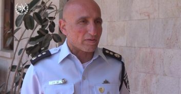 אישום נגד קצין בכיר: גייס כעוזרת-אישית שוטרת איתה ניהל קשר רומנטי