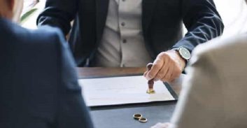 ניכור-הורי: האב טען שבנו רואה בו "כספומט בלבד" והשופטת הפחיתה מזונות