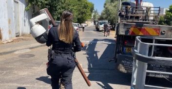 "נפרק להם הכל": המשטרה עקרה מצלמות ופינתה גרוטאות של עבריינים ביפו