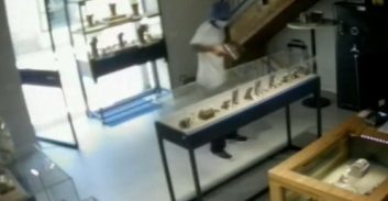 חשד: היכו את המוכרת ושדדו תכשיטים בחנות בקרית גת