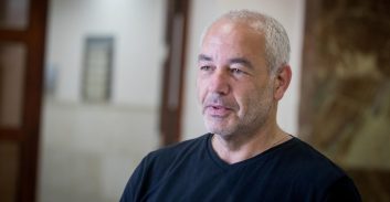 התיק קורס ורונאל פישר דורש לקבל אחרי העסקה את הרישיון לעריכת-דין