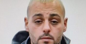 אישום: הגיע במדי שוטר לבתי קשישים ועקץ חצי מיליון שקל מכרטיסי אשראי