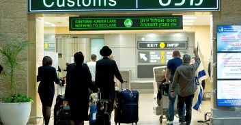 נתב"ג: עוכב נוסע שהבריח על גופו יהלומים במאות אלפי שקלים