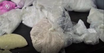 צפו מצבור סמים בדירת צעיר בר"ג: מאות בולי LSD, אקסטזי ואבקות