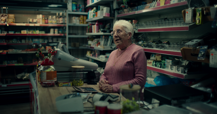 סרט שוד המאה. יהלומים . אנני לאוורס