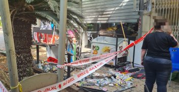 כיווני החקירה בעקבות פיצוץ בכניסה לעסק במרכז כפר סבא