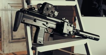 אישום: שדד אלפי שקלים משליח כספים כשהוא מאיים עליו באקדח "איירסופט"