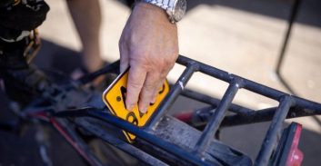 תל-אביב: 500 שקל קנס למי שנוסע בקורקינט ובאופניים חשמליים ללא לוחית