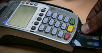 החשד: קיבל מאחיו הקב"ט פרטי אשראי וביצע הונאות בכ-100 אלף שקל