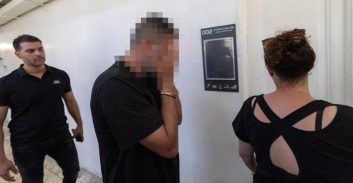 השיטה: קצינים לשעבר הפעילו חברים מהמשטרה כדי למכור מודיעין עסקי