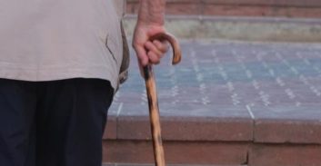 אישום: חטף מקל הליכה מידו של אחר ושבר את המקל על ראשו