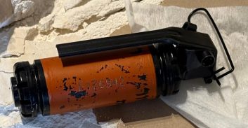 רימון בתוך קיר גבס בדירה: נעצר מוכר למשטרה מבת ים