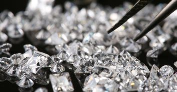 אישום נגד מבריחי יהלומים מדובאי: "הבלדרית הסליקה יהלומים בהלבשה תחתונה"