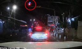 תיעוד: נהג אוטובוס חצה צומת ברמזור אדום וכמעט דרס הולכת רגל