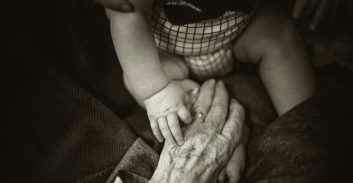 שופטת אסרה על סבתא ליצור קשר עם נכדותיה במגדלי ת"א ובגנים