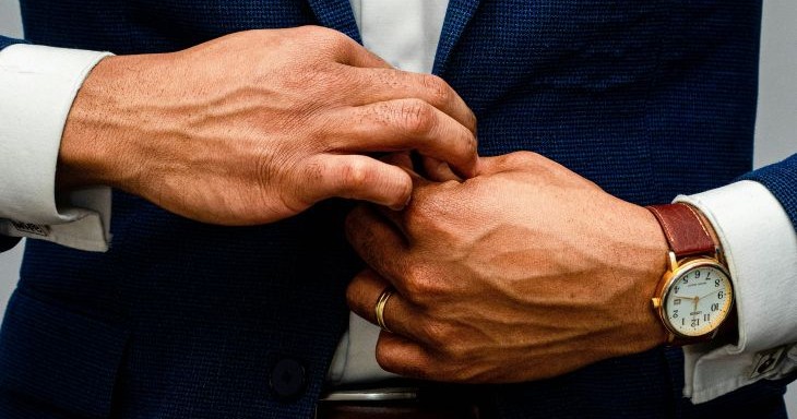 שעון יוקרה עשיר אמיד סכסוך