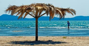 "בית אסורים לקטינים": האב מסרב לתת לאם ולילדים לטוס ליוון בסוכות