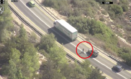 מסוק משטרתי תיעד קורקינט חשמלי עוקף משאיות בכביש מהיר עד שנעצר