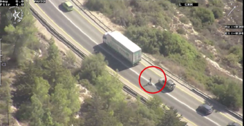 מסוק משטרתי תיעד קורקינט חשמלי עוקף משאיות בכביש מהיר עד שנעצר