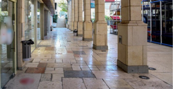 אישום: חזר למסעדה שממנה פוטר ושדד עם אחיו מאות אלפי שקלים