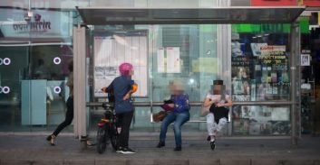 זיכוי לנאשם במעשה מגונה בתחנת אוטובוס בהוד השרון