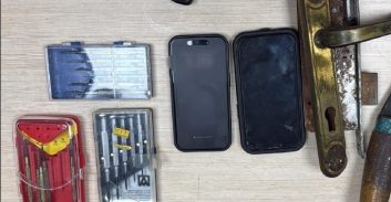 אישום: פרצו בצפון תל-אביב לדירת ניצול שואה שנפטר