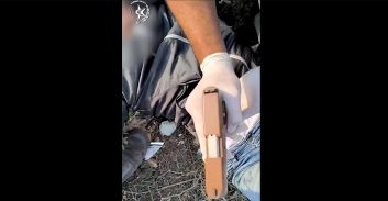 המשטרה: חוליית חיסול מארגון פשע נלכדה עם אקדחים בדרך לביצוע ירי