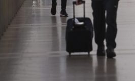 חשוד בעבירת אלמ"ב נעצר בנתב"ג עם שובו מחו"ל אבל שוחרר בתחנת המשטרה