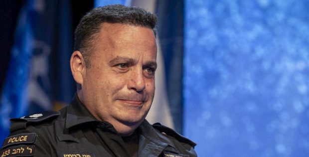 החשד: ניצב מני בנימין הדליף לראש עירייה פרטים מחקירתו עם בכרי