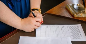 כבר במהלך השבעה: דאגה ליצוג משפטי ותבעה להכיר בה כ"ידועה בציבור"