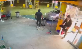 צפו: מעצר "על חם" של שודדי חנות נוחות בתחנת דלק בדרום