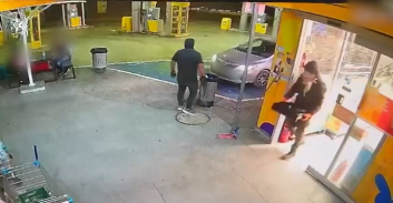 צפו: מעצר "על חם" של שודדי חנות נוחות בתחנת דלק בדרום