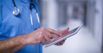 אח מוסמך בסורוקה נעצר בחשד להסעת שוהים בלתי חוקיים