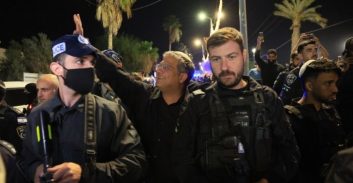 בעיצומו של המבצע שיזמו המפכ"ל ובן-גביר: רכב נמלט משוטרים ופגע בעוברי-אורח