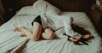 אישום: מהנדס ביצע מעשה מגונה בשכנתו כשבנה הקטן ישן בחדר הסמוך