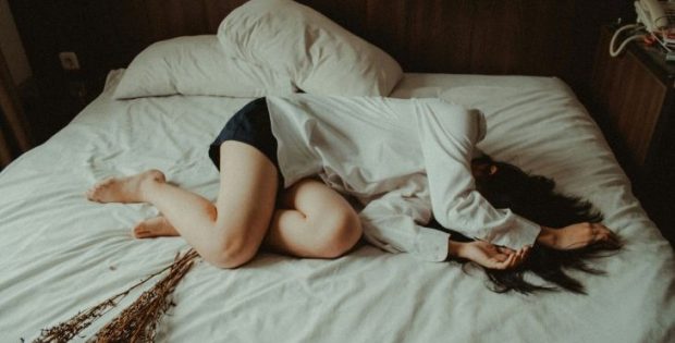 אישום: מהנדס ביצע מעשה מגונה בשכנתו כשבנה הקטן ישן בחדר הסמוך