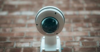 אישום: התקין את הנייד בתיקרה וצילם נשים בשירותים בקניון בירושלים