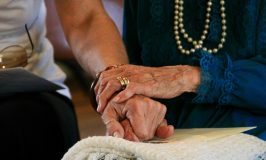 תובעים את אגף-הרווחה בטענה ששנים ארוכות מנע מהם מפגש עם נכדיהם