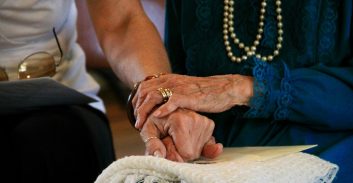 תובעים את אגף-הרווחה בטענה ששנים ארוכות מנע מהם מפגש עם נכדיהם